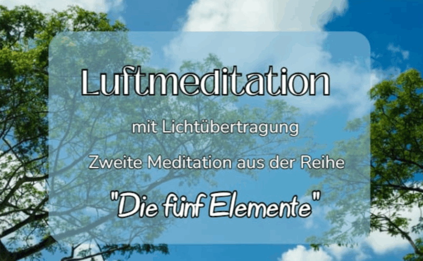 Baumkronen vor einem blauen Himmel mit weißen Wolken