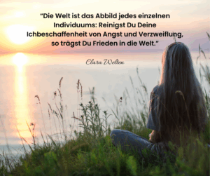 Frau sitzt am See und schaut in den Sonnenuntergang
