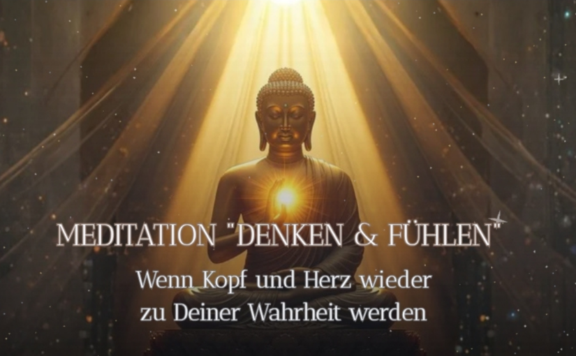 Ein Buddha mit leuchtendem Herzen im Schneidersitz umgeben von Licht