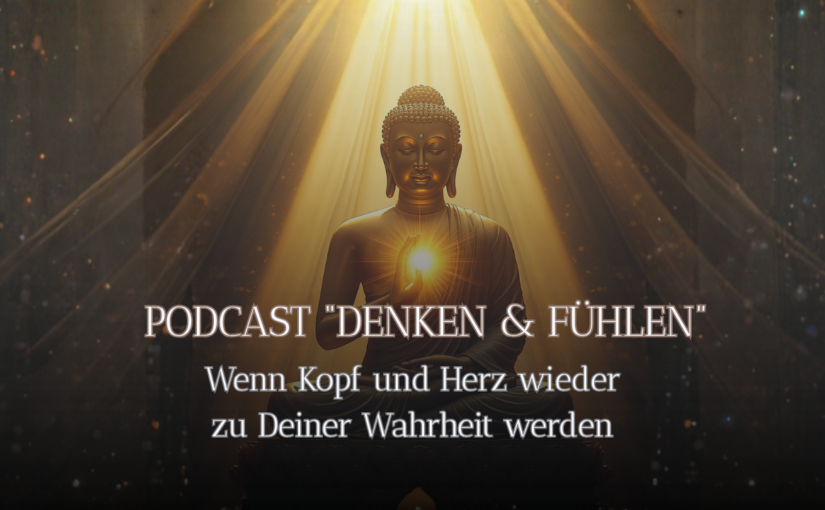 Ein Buddha mit leuchtendem Herzen im Schneidersitz umgeben von Licht